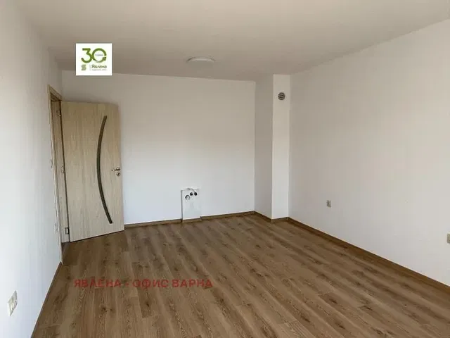 غرفة نوم; أرضية خشبية, ضوء طبيعي