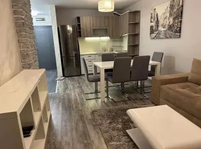 Soggiorno; stile moderno, pavimento in legno, luce naturale