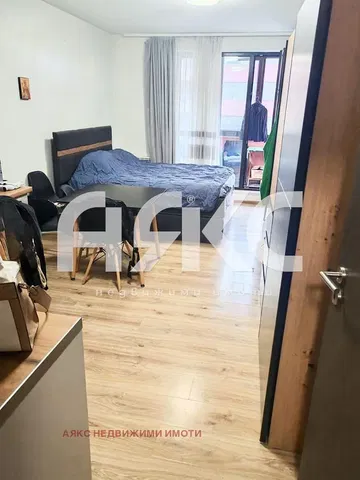 Υπνοδωμάτιο; ξύλινο πάτωμα, φυσικό φως, μοντέρνο στυλ