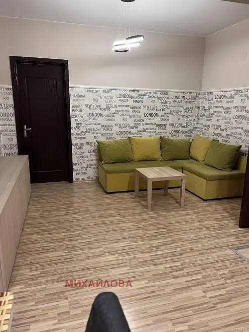 Wohnzimmer; holzboden, moderner stil, tageslicht