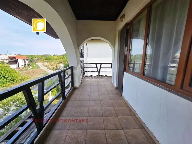 Balkon; výhled, dlažba