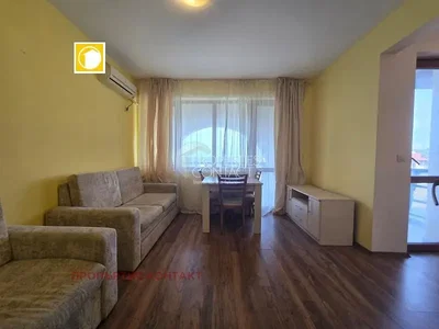 Obývací pokoj; dřevěná podlaha, přirozené světlo