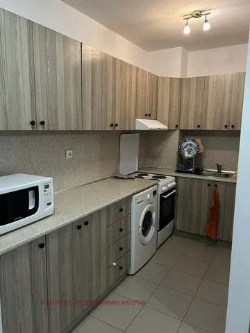 Cucina; elettrodomestici, pavimento in piastrelle