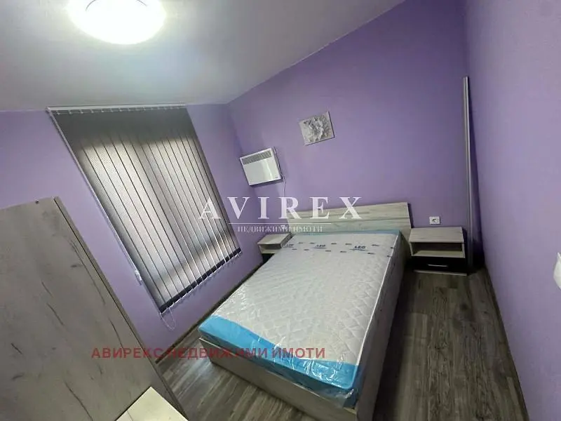 Ložnice; dřevěná podlaha, přirozené světlo