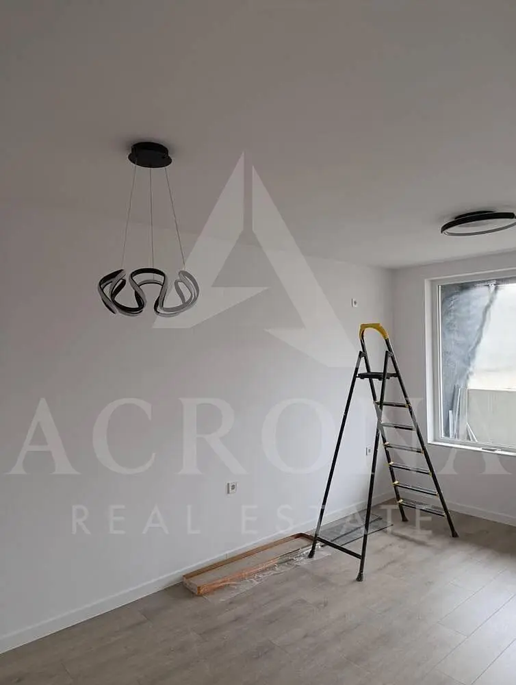 Ostale; potrebna renovacija, pločice, prirodna svjetlost