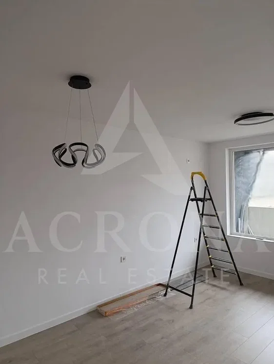 Ostale; potrebna renovacija, pločice, prirodna svjetlost