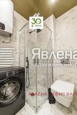 Casa de banho; aquecedor de água, chão de azulejo