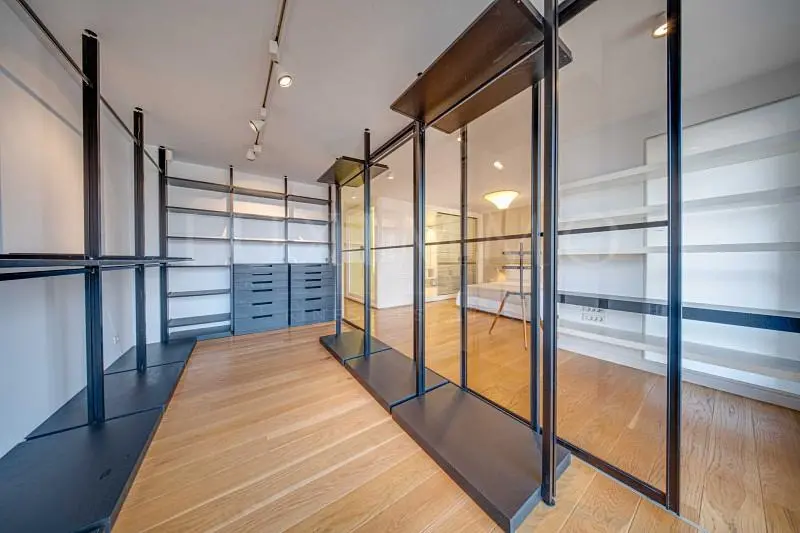 Šatna; dřevěná podlaha, přirozené světlo