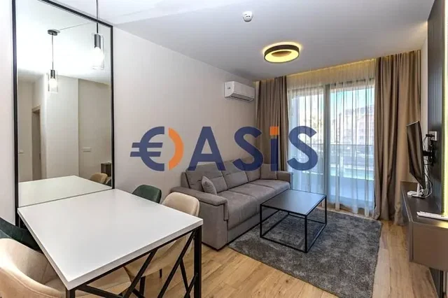 Obývací pokoj; moderní styl, dřevěná podlaha, přirozené světlo