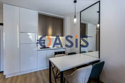 Kuchyně; moderní styl, dřevěná podlaha, přirozené světlo