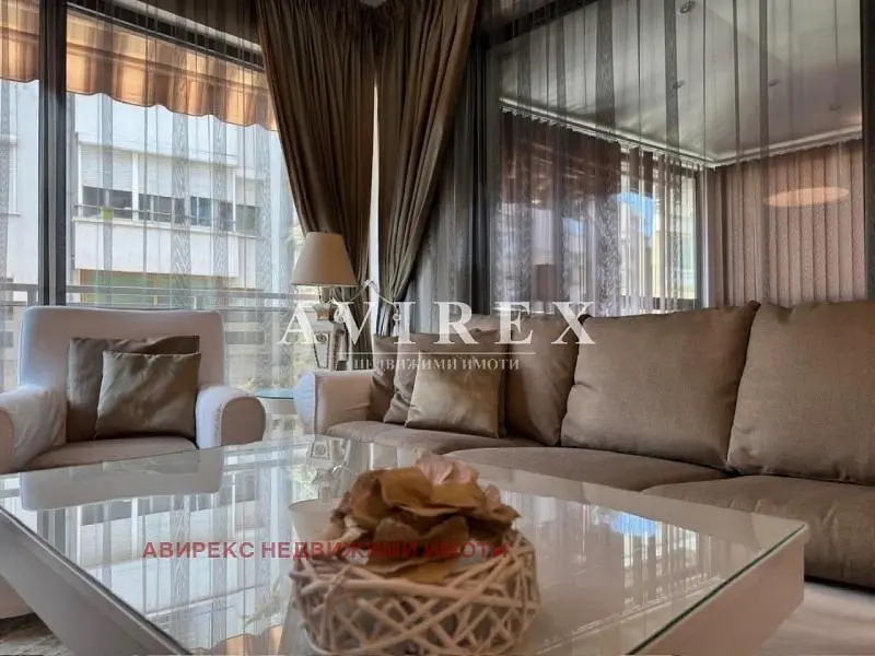 Soggiorno; vista, luce naturale, stile moderno