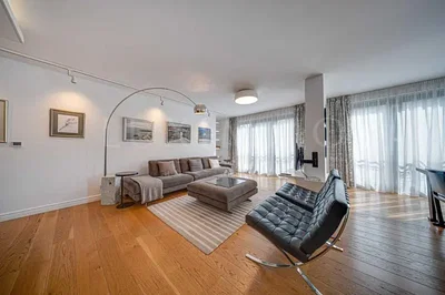 Obývací pokoj; přirozené světlo, dřevěná podlaha, moderní styl