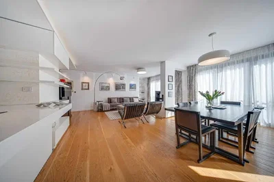 Obývací pokoj; přirozené světlo, dřevěná podlaha, moderní styl