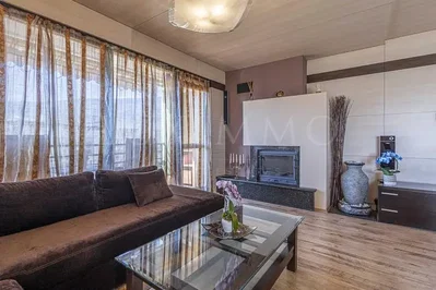 Oturma odası; şömine, doğal ışık, modern stil