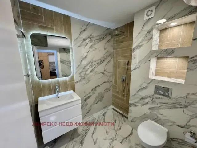 Toilette; fliesenboden, renoviert, tageslicht