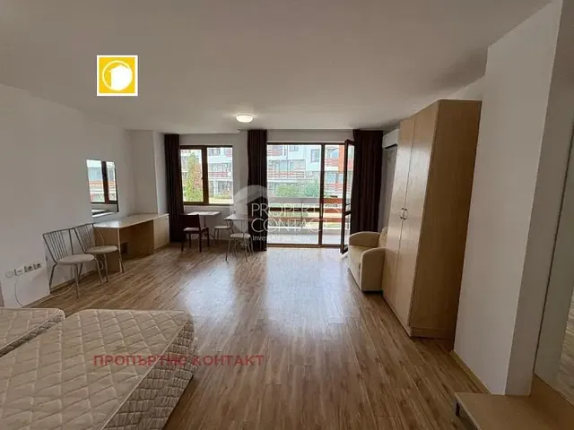 Schlafzimmer; holzboden, tageslicht, moderner stil