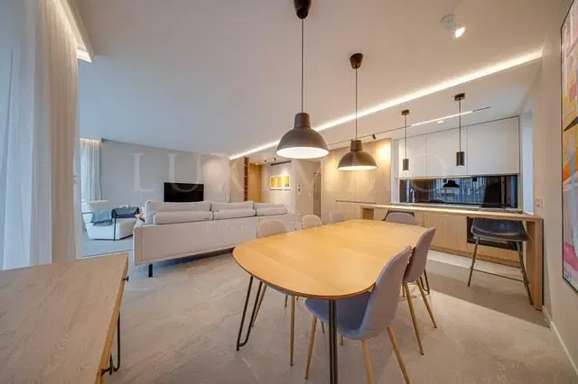 Salon; vue, électroménager, lumière naturelle, style moderne, parquet