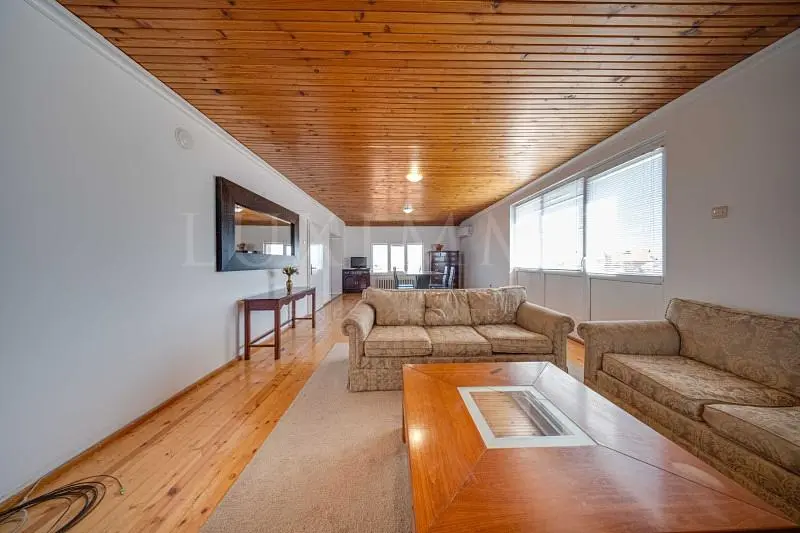 Oturma odası; ahşap kirişler, ahşap zemin, doğal ışık, modern stil