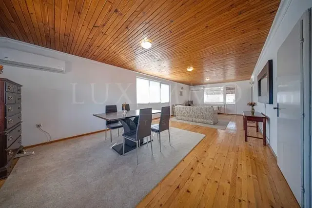 Oturma odası; ahşap kirişler, ahşap zemin, doğal ışık, modern stil