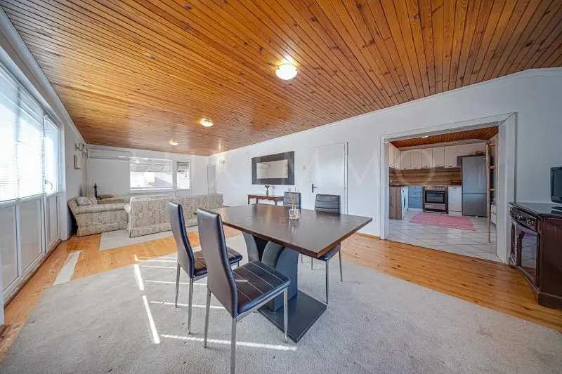 Oturma odası; ahşap kirişler, ahşap zemin, doğal ışık