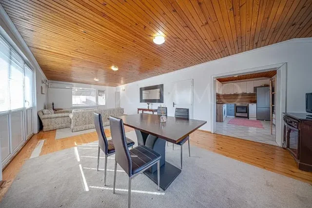 Oturma odası; ahşap kirişler, ahşap zemin, doğal ışık