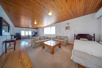 Yatak odası; ahşap kirişler, ahşap zemin, doğal ışık, modern stil