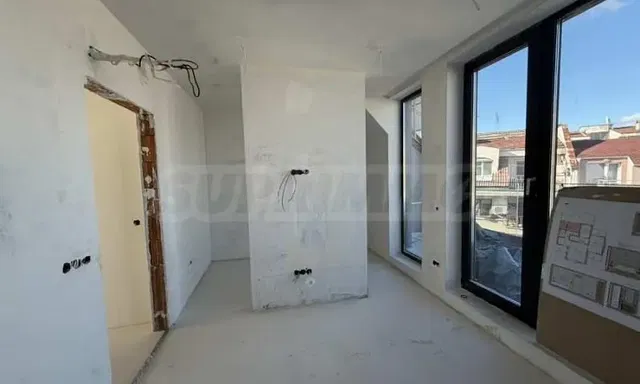 Wohnzimmer; renovierungsbedürftig, tageslicht, blick