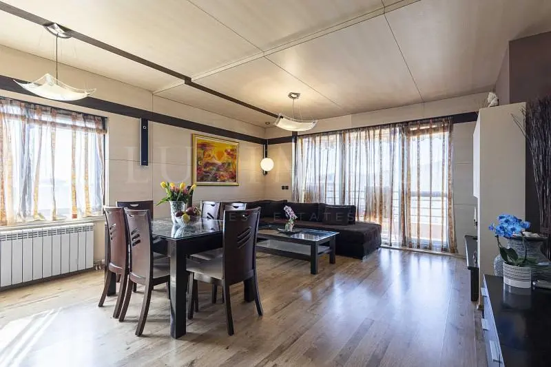 Oturma odası; ahşap zemin, doğal ışık, modern stil