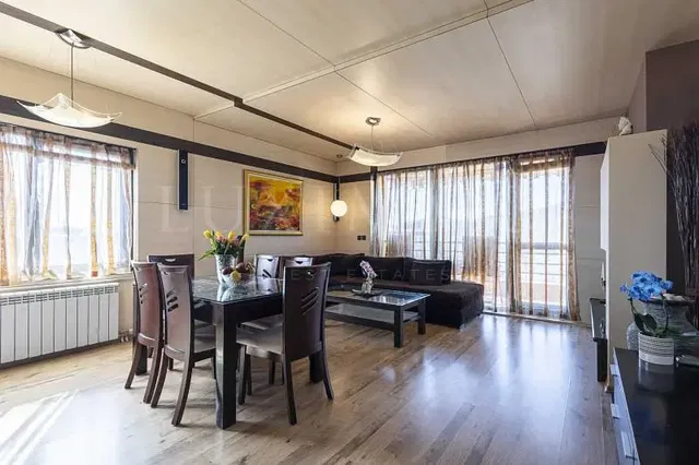 Oturma odası; ahşap zemin, doğal ışık, modern stil