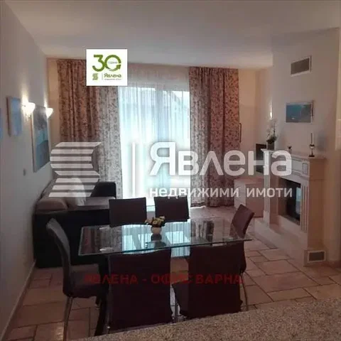 Oturma odası; şömine, doğal ışık