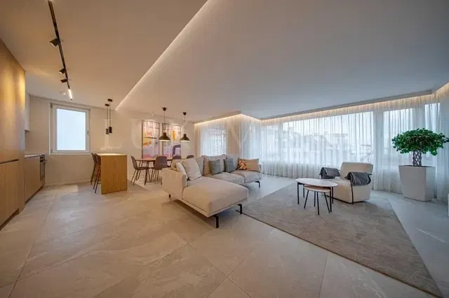 Oturma odası; doğal ışık, fayans zemin, modern stil