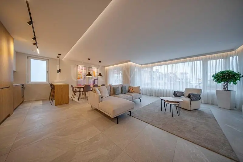 Oturma odası; doğal ışık, fayans zemin, modern stil