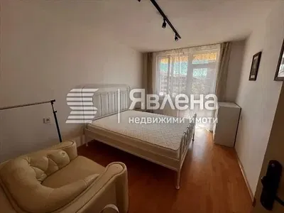 Ložnice; dřevěná podlaha, přirozené světlo