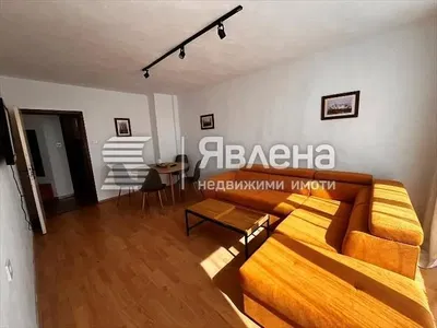 Obývací pokoj; přirozené světlo, dřevěná podlaha, moderní styl