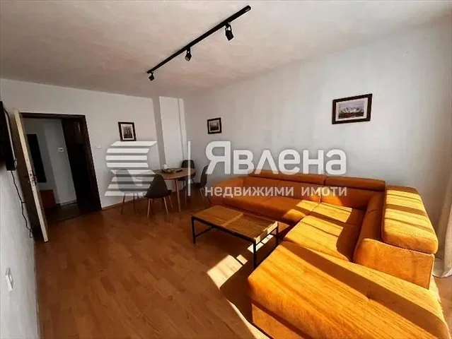 Obývací pokoj; přirozené světlo, dřevěná podlaha, moderní styl