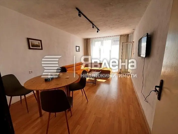 Obývací pokoj; dřevěná podlaha, přirozené světlo, moderní styl