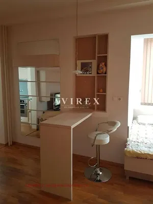 Spavaća soba; drveni pod, moderan stil