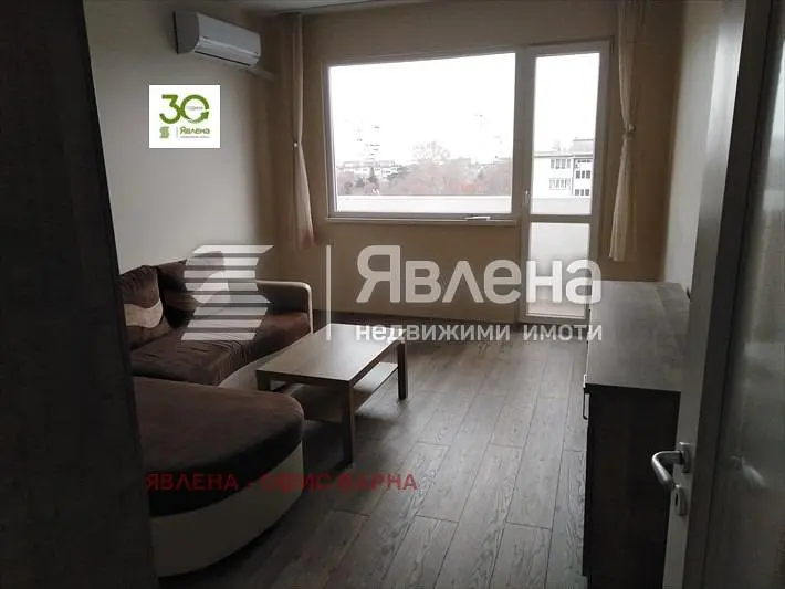 Oturma odası; manzara, ahşap zemin, doğal ışık, modern stil