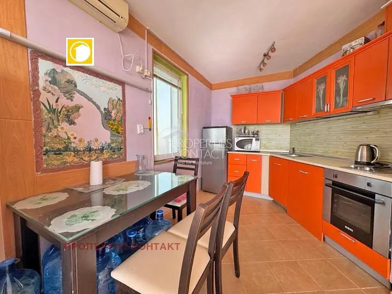 Cuisine; électroménager, carrelage, rénové, lumière naturelle, style moderne