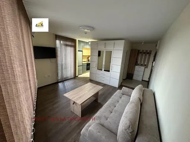 Oturma odası; ahşap zemin, modern stil, doğal ışık