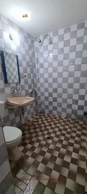 Kupaonica; pločice, potrebna renovacija, prirodna svjetlost