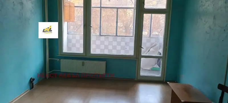 Spavaća soba; potrebna renovacija, prirodna svjetlost