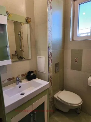 Tuvalet; fayans zemin, doğal ışık