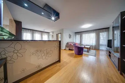 Oturma odası; doğal ışık, ahşap zemin, modern stil