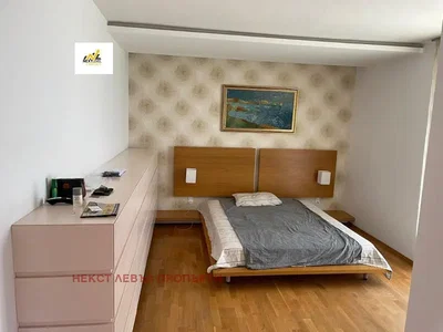 Ložnice; dřevěná podlaha, přirozené světlo