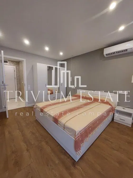 Ložnice; přirozené světlo, dřevěná podlaha