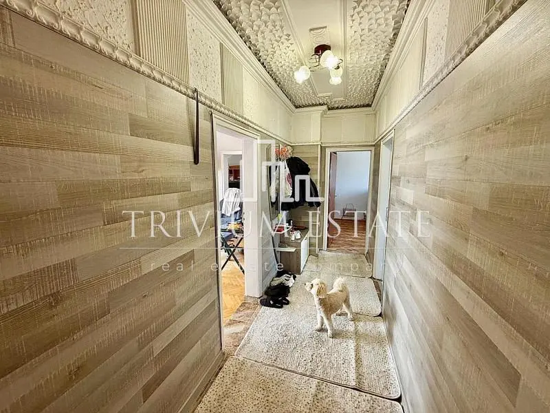 Garderoba; drveni pod, prirodna svjetlost