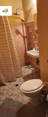 Banyo; fayans zemin, tadilat gerekiyor, doğal ışık