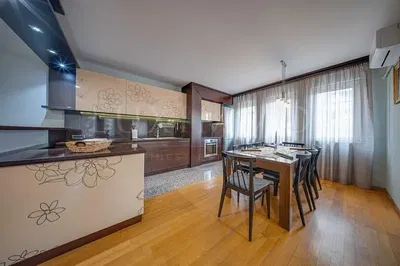 Mutfak; mutfak aletleri, ahşap zemin, doğal ışık, modern stil