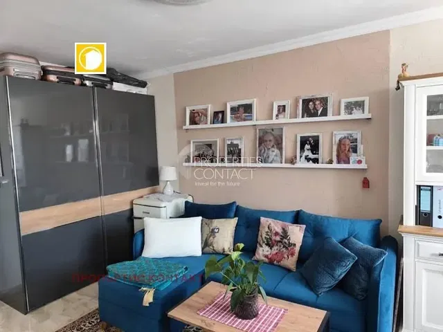 Obývací pokoj; moderní styl, přirozené světlo